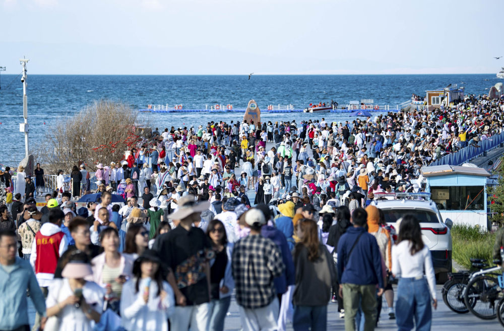 2023年8月2日，游客在青海湖二郎剑景区游玩。 新华社发（潘彬彬摄）.jpg